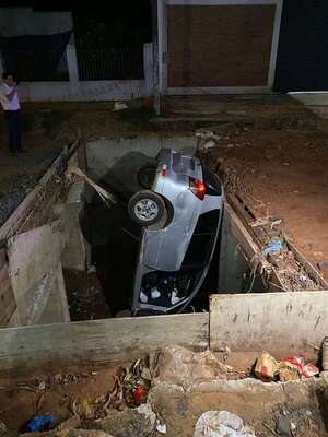 Automóvil cayó en pozo de paralizada obra pluvial en el barrio San Pablo de Asunción - Policiales - ABC Color