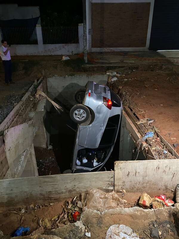 Automóvil cayó en pozo de paralizada obra pluvial en el barrio San Pablo de Asunción - Policiales - ABC Color