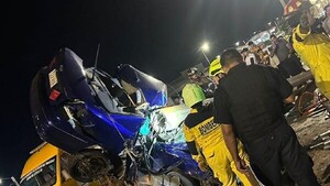 Brutal impacto de auto por una columna deja una mujer fallecida y tres heridos en CDE