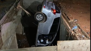 Una conductora cayó con su auto en un pozo sin señalización en el barrio San Pablo