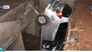 Mujer cayó con su auto a una feroz zanja en obra abandonada