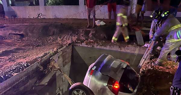 La Nación / Un vehículo se precipitó en una obra de desagüe en el barrio San Pablo