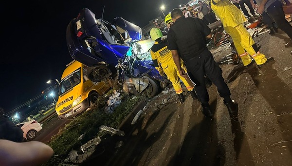 Mujer muere tras violento choque contra una columna en CDE - ADN Digital