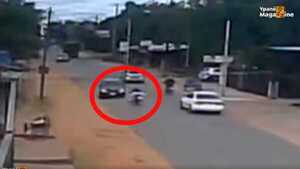 Pateó un auto, perdió el equilibrio, chocó de frente y murió