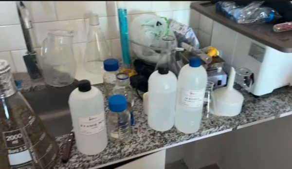 Detienen a norteamericano que montó laboratorio de cannabis en un departamento