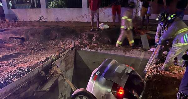 Diario HOY | Conductora cayó con su vehículo en obra de alcantarillado