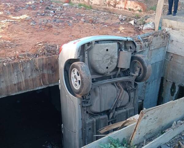 ¡Terrible! Cayó al desagüe con auto y todo
