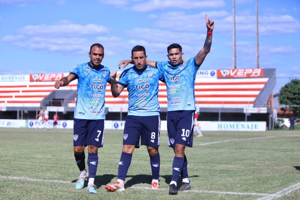 Popular / Benjamín Aceval mira de reojo el título de la Primera B