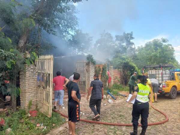 Popular / Intentando eliminar un enjambre de abejas quemaron una casa