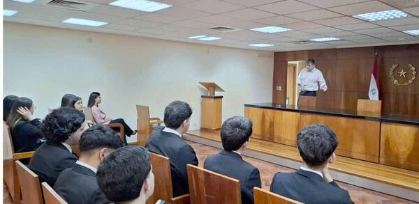 Estudiantes de Derecho de la UC visitaron el Palacio de Justicia de Asunción