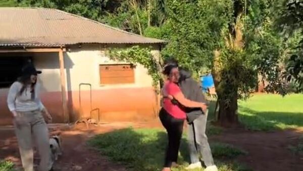 Llegó de sorpresa para el cumple de su papá y la mamá le dio chachá