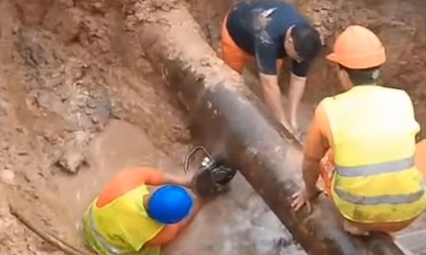 Rotura de aductora antigua de la ESSAP provocó corte de agua el viernes en Coronel Oviedo - OviedoPress