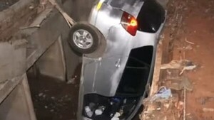 Asunción: Vehículo cae en pozo de obra pluvial del MOPC y conductora queda con lesiones