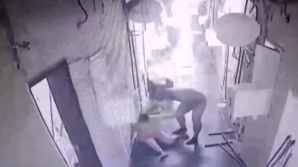 Video: Empleada de motel de Mariano Roque Alonso fue brutalmente atacada por un cliente