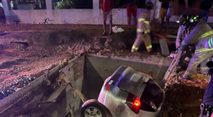 Conductora cayó con su vehículo en obra de alcantarillado