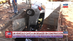 Un vehículo cayó a un desagüe en construcción en un barrio de Asunción