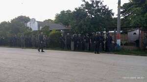 Policía despeja de violentos manifestantes la Municipalidad de Puerto Casado - Política - ABC Color