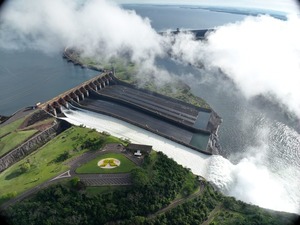Itaipú abrió su vertedero tras casi dos años para regular el nivel del embalse - ADN Digital