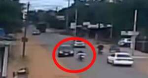 La Nación / Motociclista pateó la puerta de un auto, perdió el equilibrio y falleció arrollado por otro vehículo