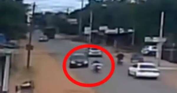 La Nación / Motociclista pateó la puerta de un auto, perdió el equilibrio y falleció arrollado por otro vehículo