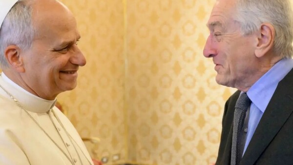 El papa saluda a Robert de Niro en el Vaticano