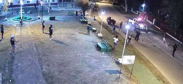 Video: turba de personas alcoholizadas se enfrenta a policías, quienes responden a balazos en Fuerte Olimpo - Noticias del Chaco - ABC Color