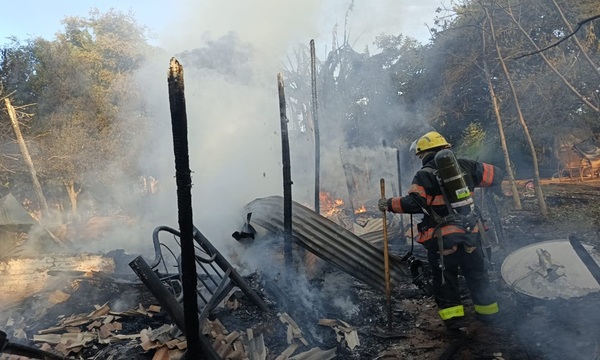 Familia perdió todo en un incendio en el territorio social San Rafael de Coronel Oviedo - OviedoPress