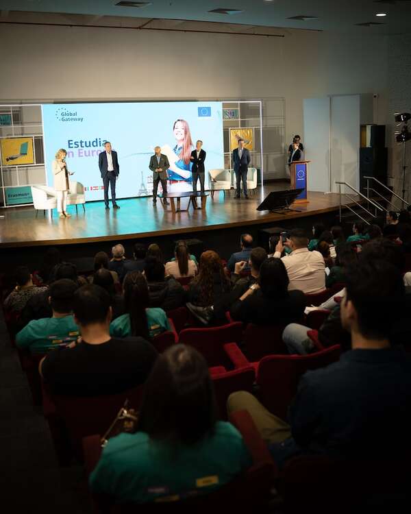 Jóvenes paraguayos descubrieron las oportunidades para estudiar en Europa - Nacionales - ABC Color