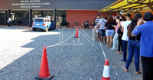 La Nación / Mujer denuncia que fue detenida y encerrada por un error fiscal