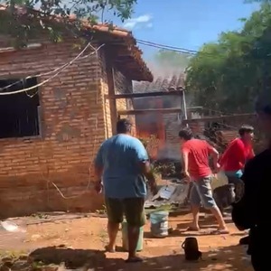 Popular / Incendio convirtió en cenizas vivienda y tienda de calzados