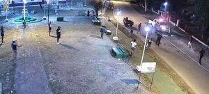 Popular / Tatachos se enfrentaron a los polis en Fuerte Olimpo y tuvieron que ser reducidos mante