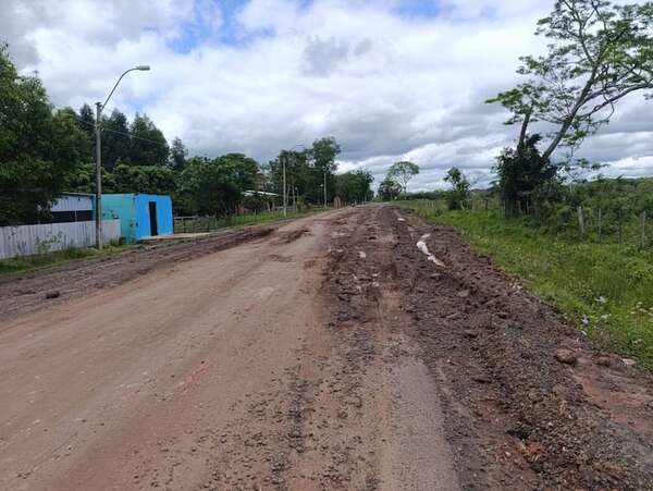 Municipalidad de San Pedro de Ycuamandyyú vuelve a enripiar ruta asfaltada ante abandono del MOPC - Nacionales - ABC Color