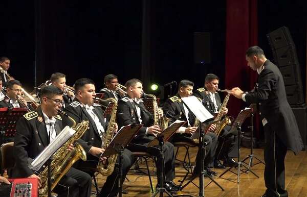 La Jazz Band de la Policía Nacional celebra 50 años con un concierto de gala en el Teatro Municipal - Música - ABC Color