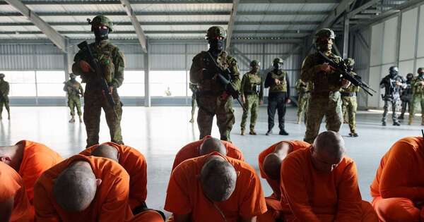 La Nación / Ecuador: trasladan a 300 presos “peligrosos” a una megacárcel tras matanza en prisión