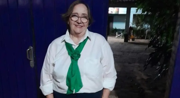 A los 72 años, doña Elma cumple su sueño de terminar el colegio: es la más aplicada de la clase