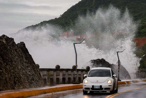 Taiwán eleva su alerta y evacúa a más de 3.000 personas ante la llegada de tifón Fung-wong - Mundo - ABC Color