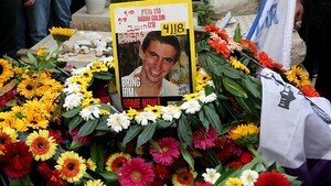 Israel entierra al militar secuestrado y asesinado en Gaza hace 11 años