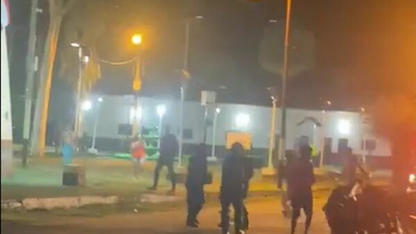 Video: Atacan a policías en medio de una riña entre indígenas en Fuerte Olimpo
