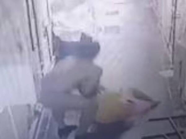 Empleada de motel agredida por cliente: "Le agarré los testículos para defenderme"