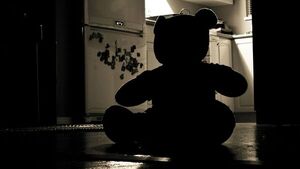 Policía detiene a una madre que habría consentido que su ex pareja abusara de su hija