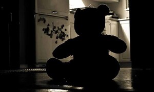 Policía detiene a una madre que habría consentido que su ex pareja abusara de su hija – Prensa 5