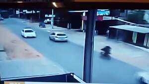 Video: Motociclista murió tras patear un auto en movimiento