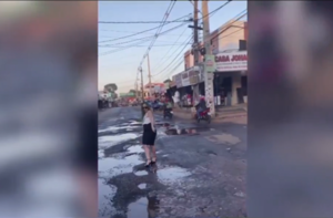 Bailó entre baches y logró que reparen una calle de J. Augusto Saldívar