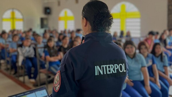 Popular / ¡Polis de la INTERPOL dieron charla preventiva en un cole!