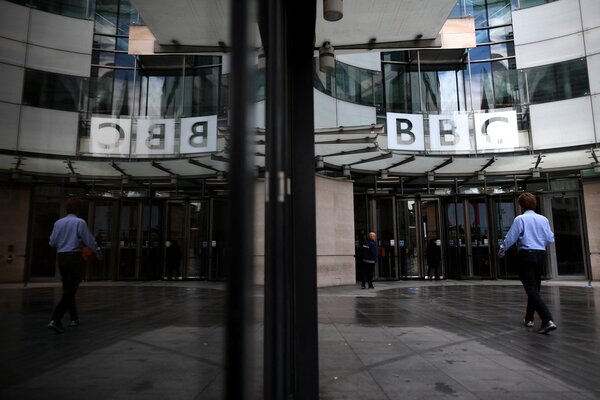BBC debe "luchar" para defender su periodismo, afirma su exdirector