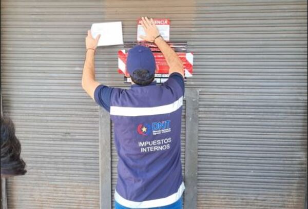 DNIT suspendió 14 locales de una firma que vende repuestos de vehículos