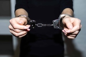 Detienen a madre por consentir abuso sexual de su hija de 9 años