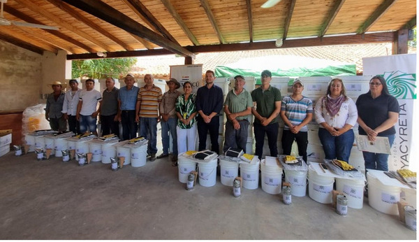 Apicultores de Cerrito y Laureles reciben apoyo de la EBY