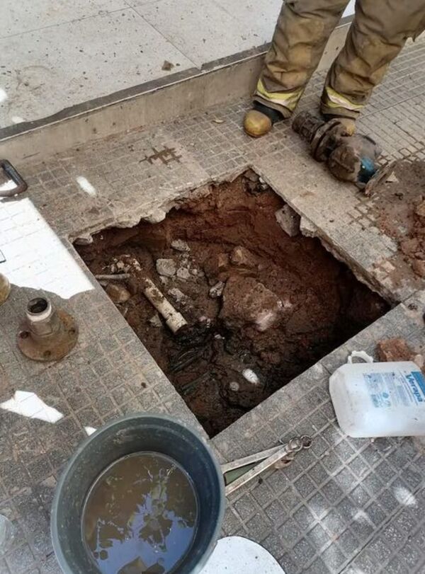 Popular / Funcionarios de la Essap causaron una feroz explosión en pleno microcentro