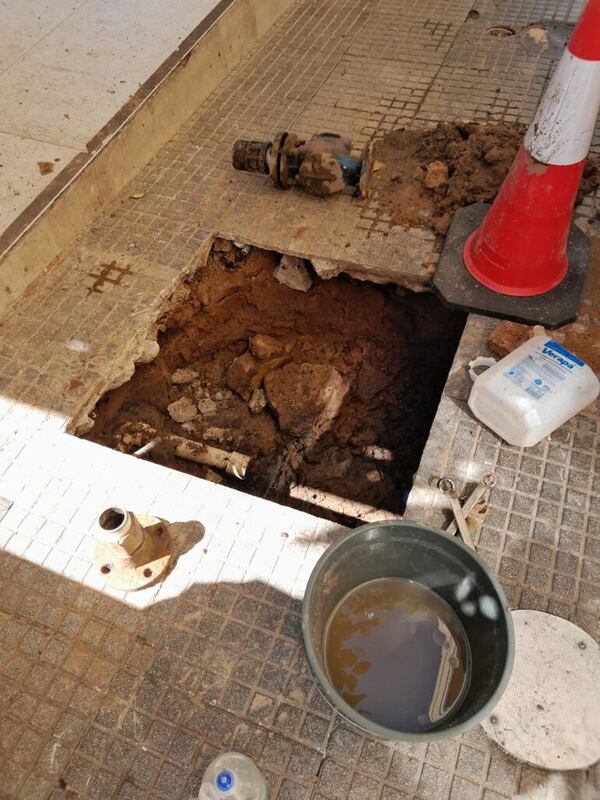 Funcionarios de la Essap causaron explosión en la vereda del Bolsi al cortar un cable de la Ande - Policiales - ABC Color